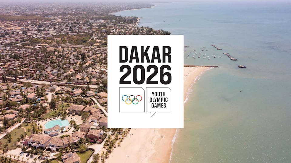 Vue aérienne du littoral de Dakar avec l’emblème Dakar 2026.