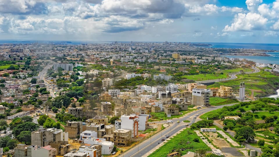 Panorama de Dakar et de sa corniche sous un ciel bleu.